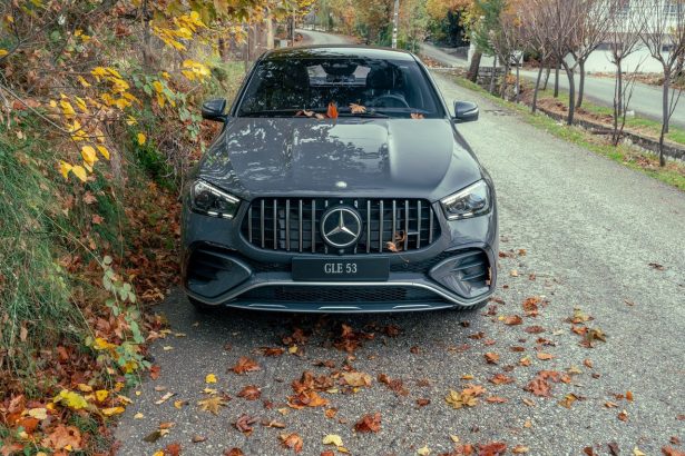 SUV Mercedes-Benz GLE 53 visto de frente em uma estrada cercada por folhagem de outono