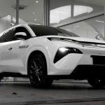 SUV elétrico branco exposto em um showroom moderno.
