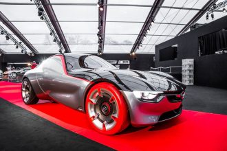 Carro-conceito futurista exposto em um salão automotivo, com desenho esportivo e linhas aerodinâmicas.