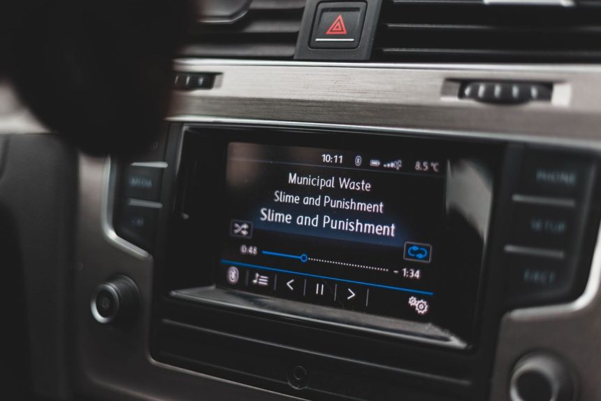Tela multimídia de um carro exibindo uma interface de reprodução de música.